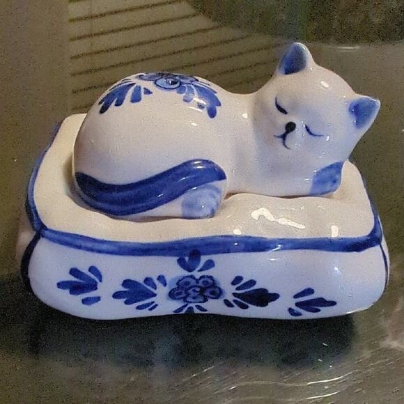Vintage Handpainted Delft Blue Cat On A Pillow Salt & Pepper Shaker Set DAIC '84 - Picture 1 of 6